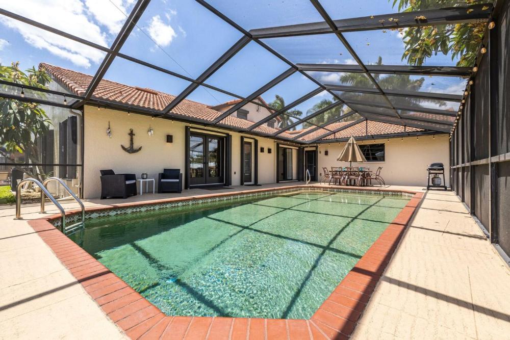 WALK TO BEACH - Waterfront - Gulf Access - Pool - 4 Kings - Bikes
